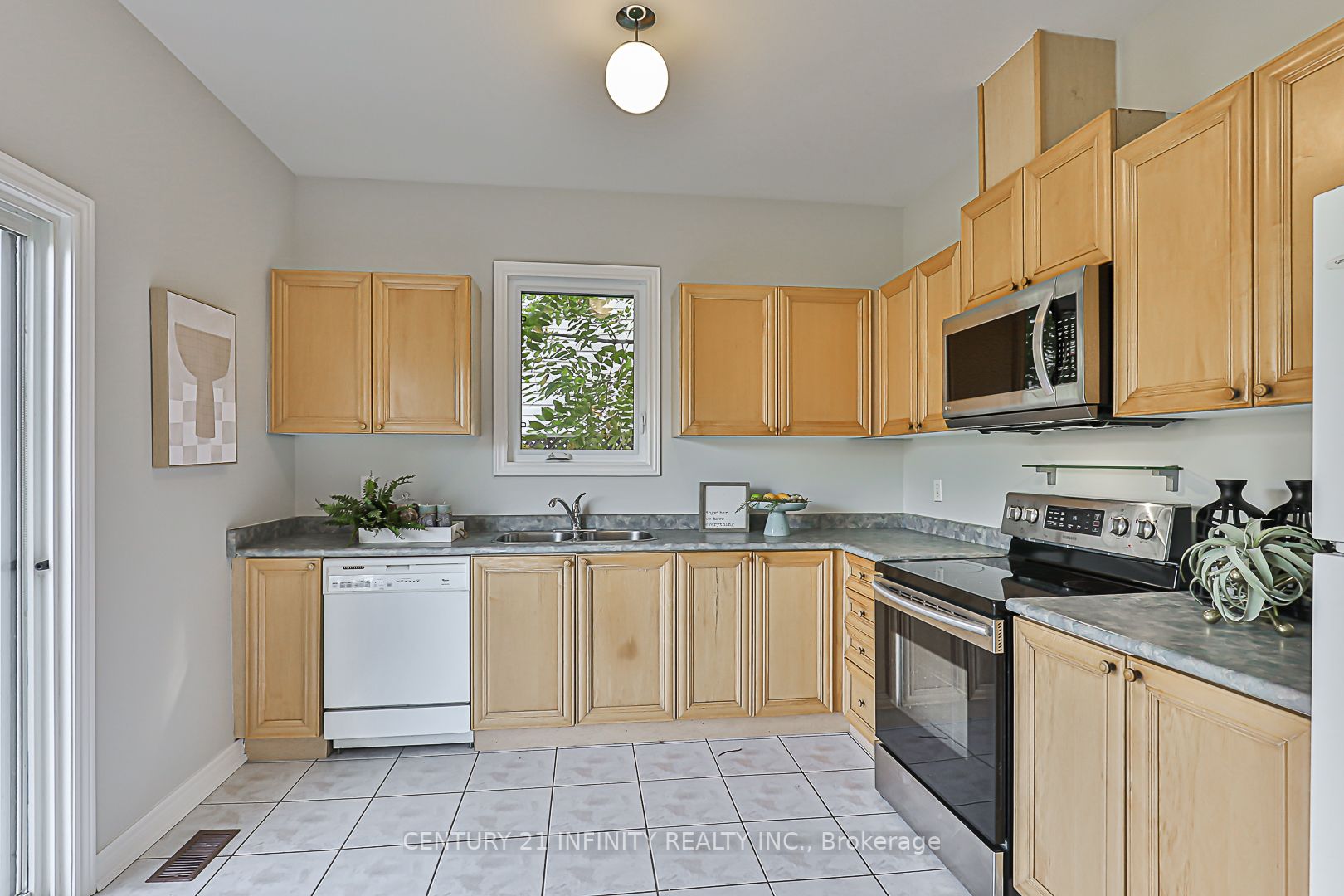 77 Sandford Cres