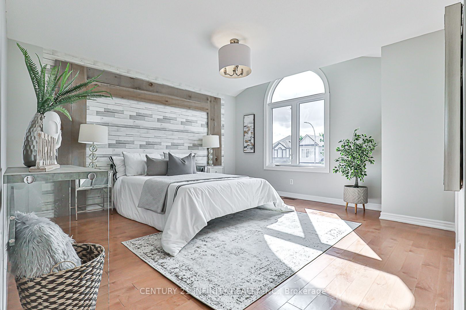 77 Sandford Cres