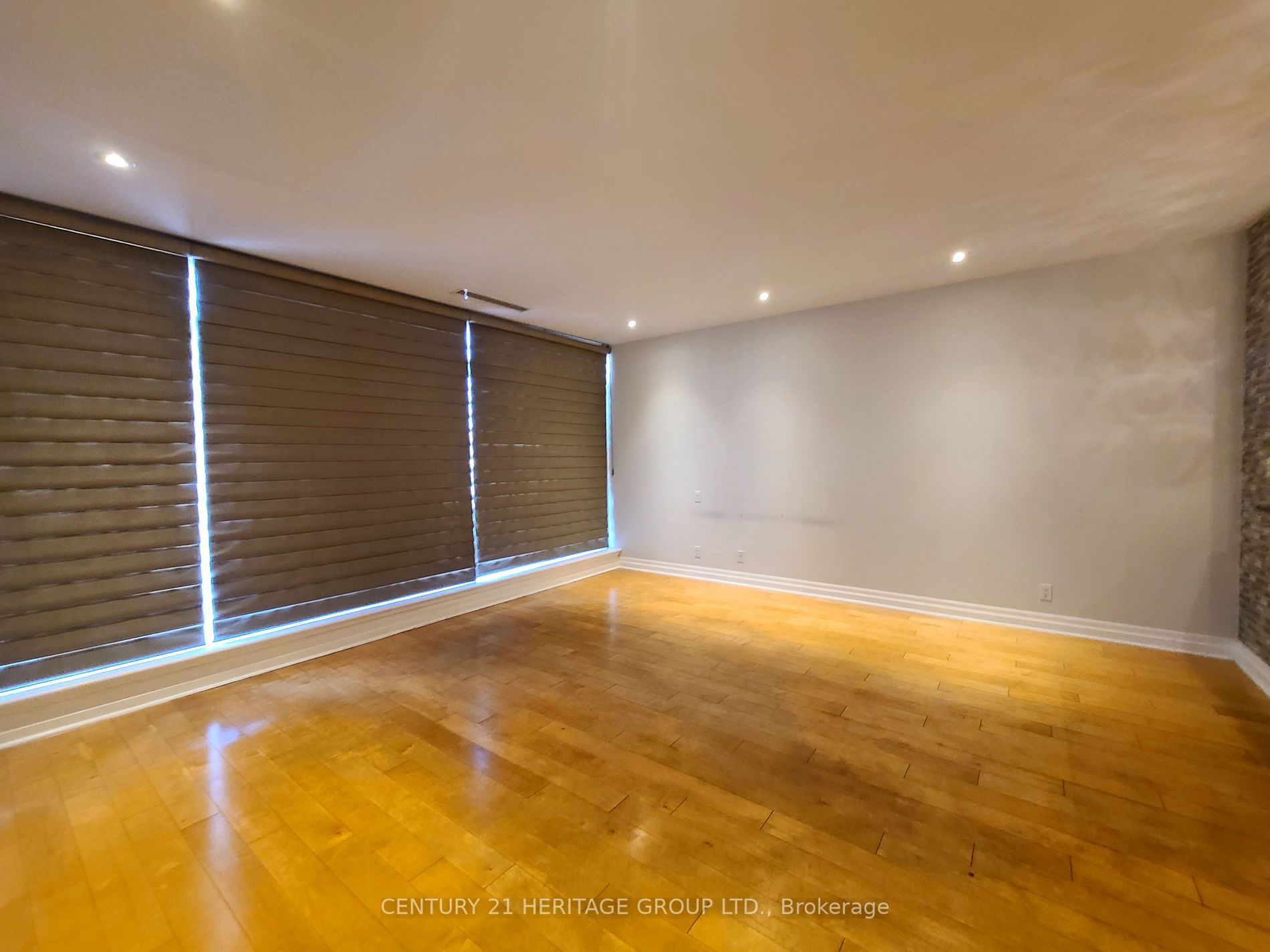 44 Bond St W, #416