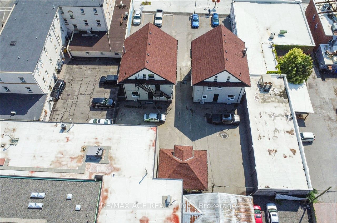 74 King St W