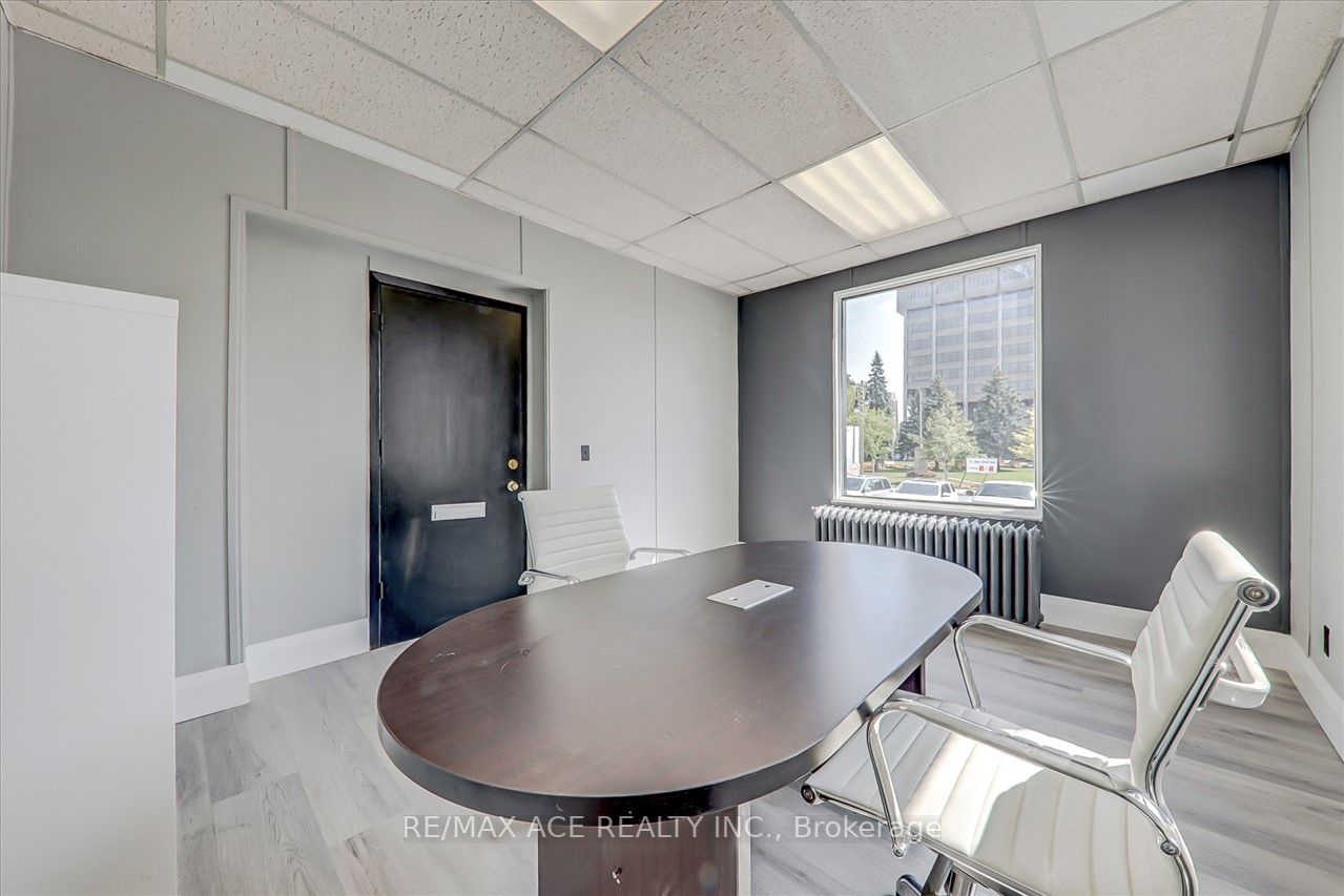 74 King St W
