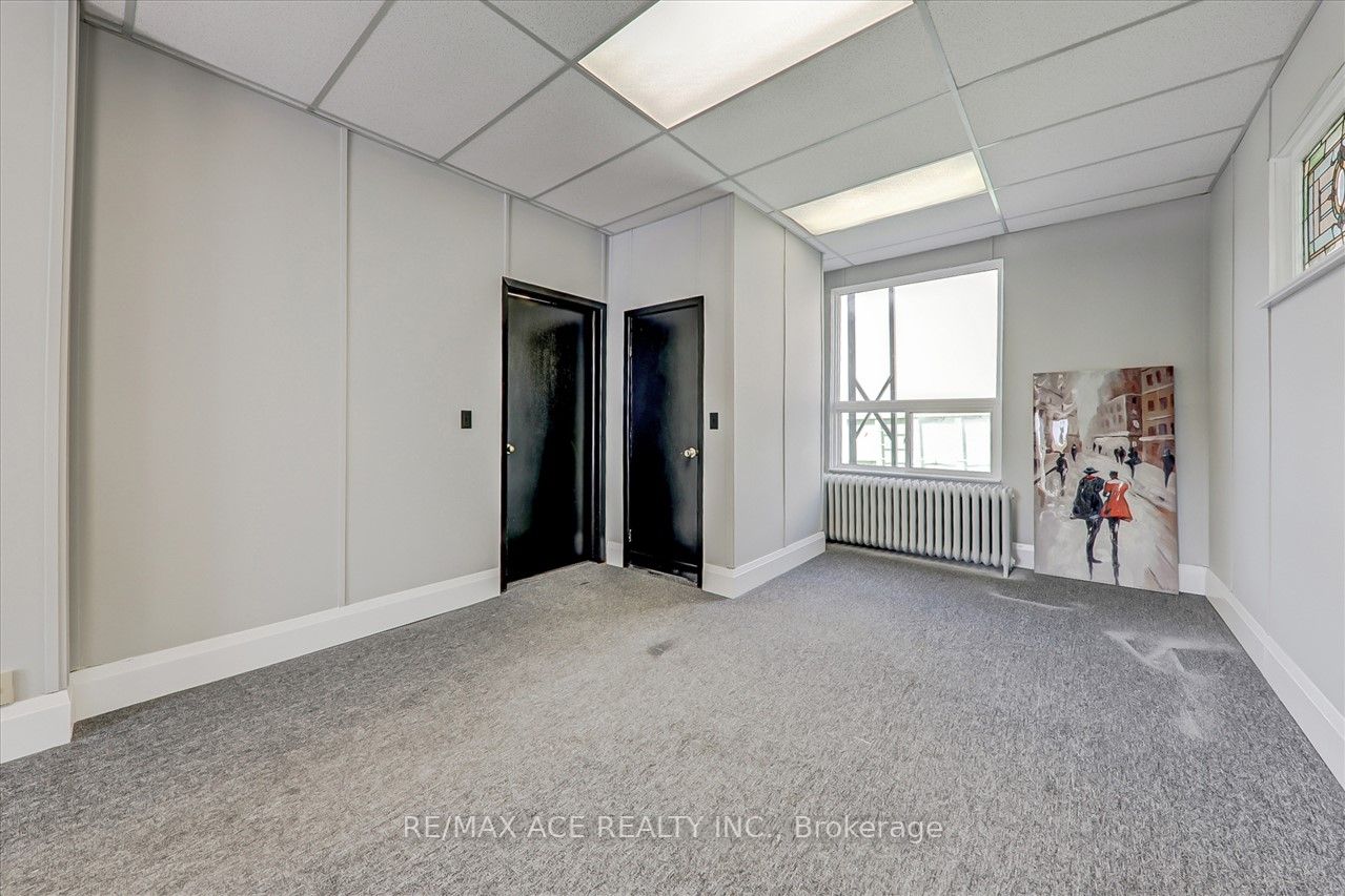 74 King St W