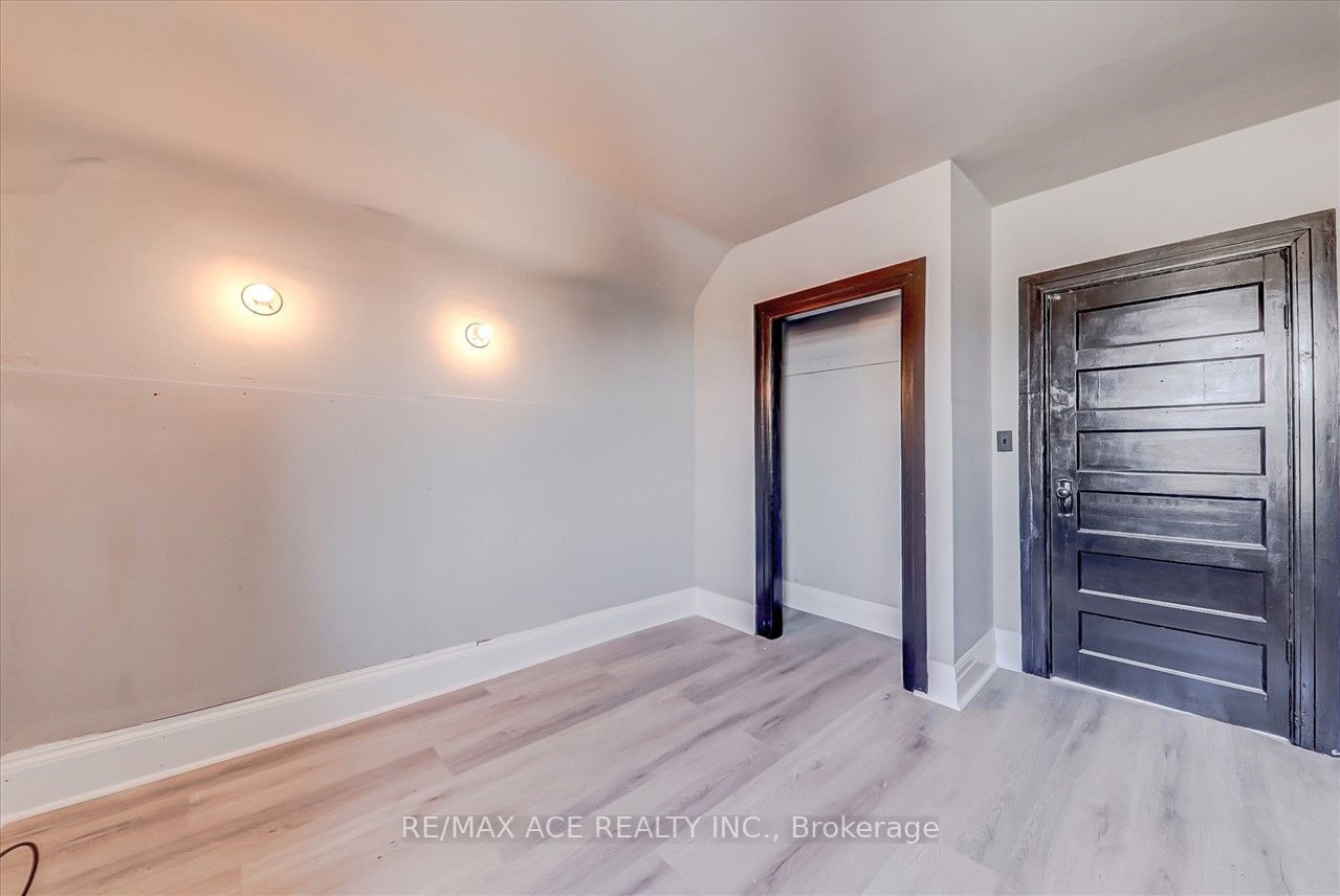 74 King St W