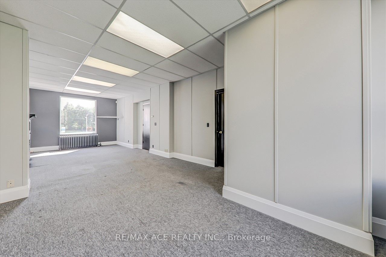 74 King St W