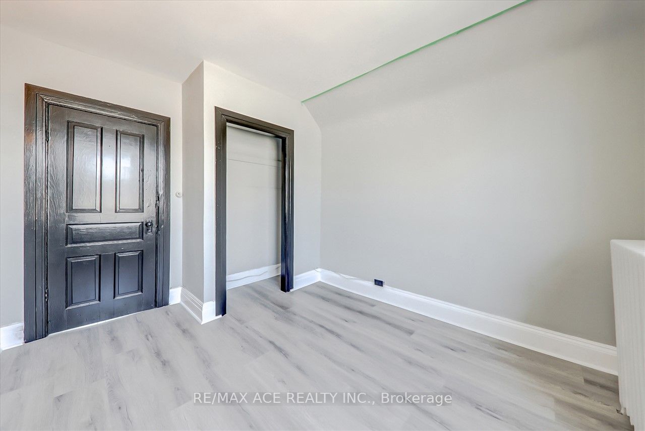 74 King St W