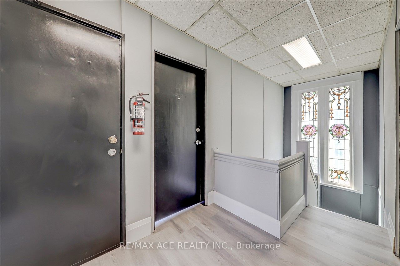 74 King St W