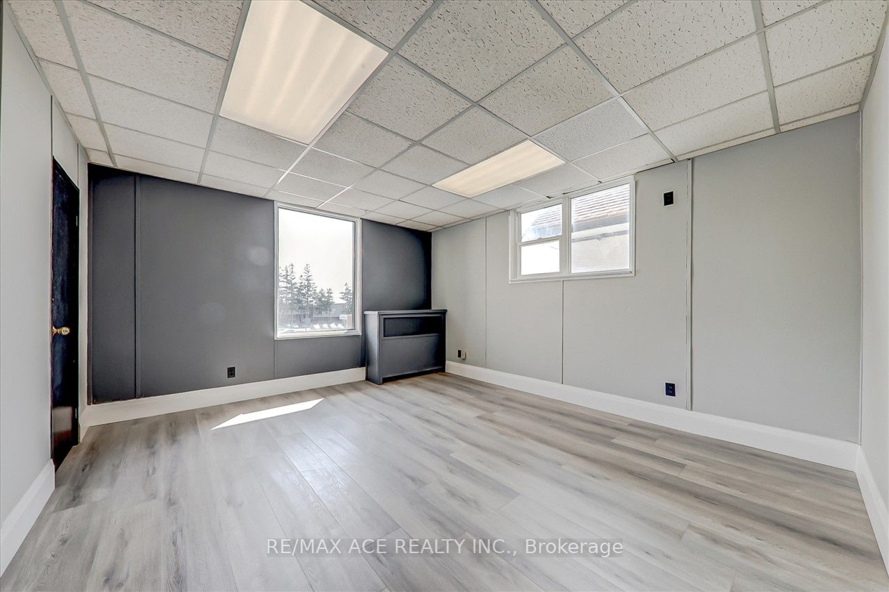 74 King St W