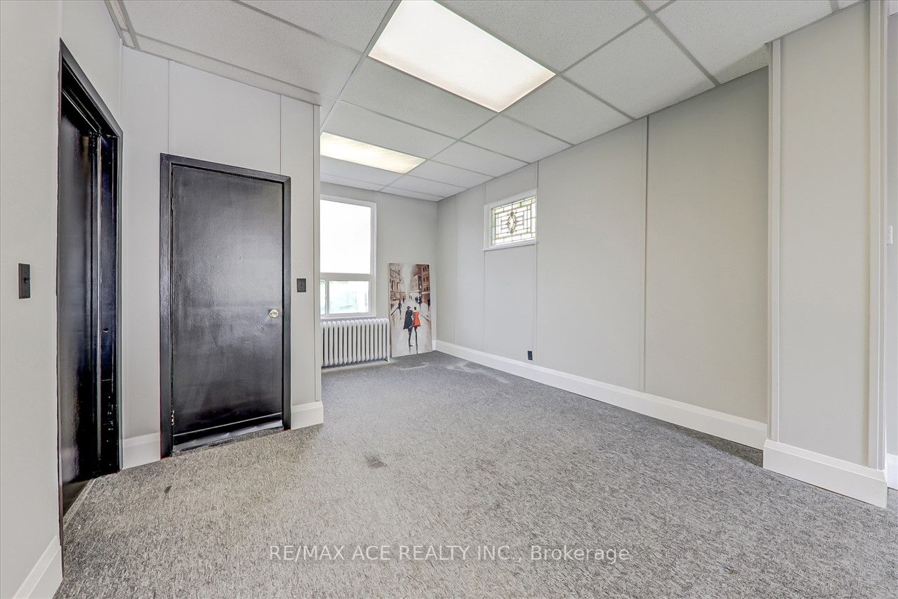 74 King St W