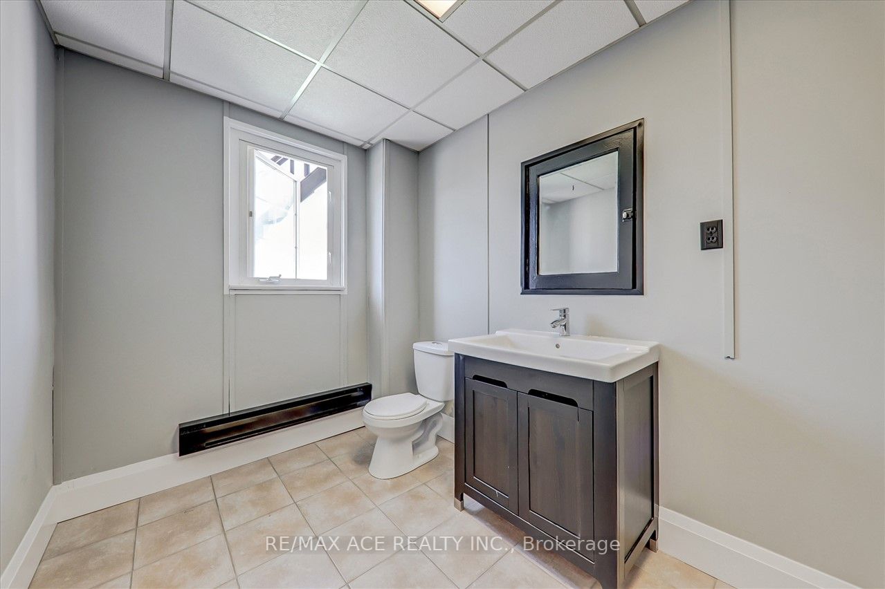 74 King St W