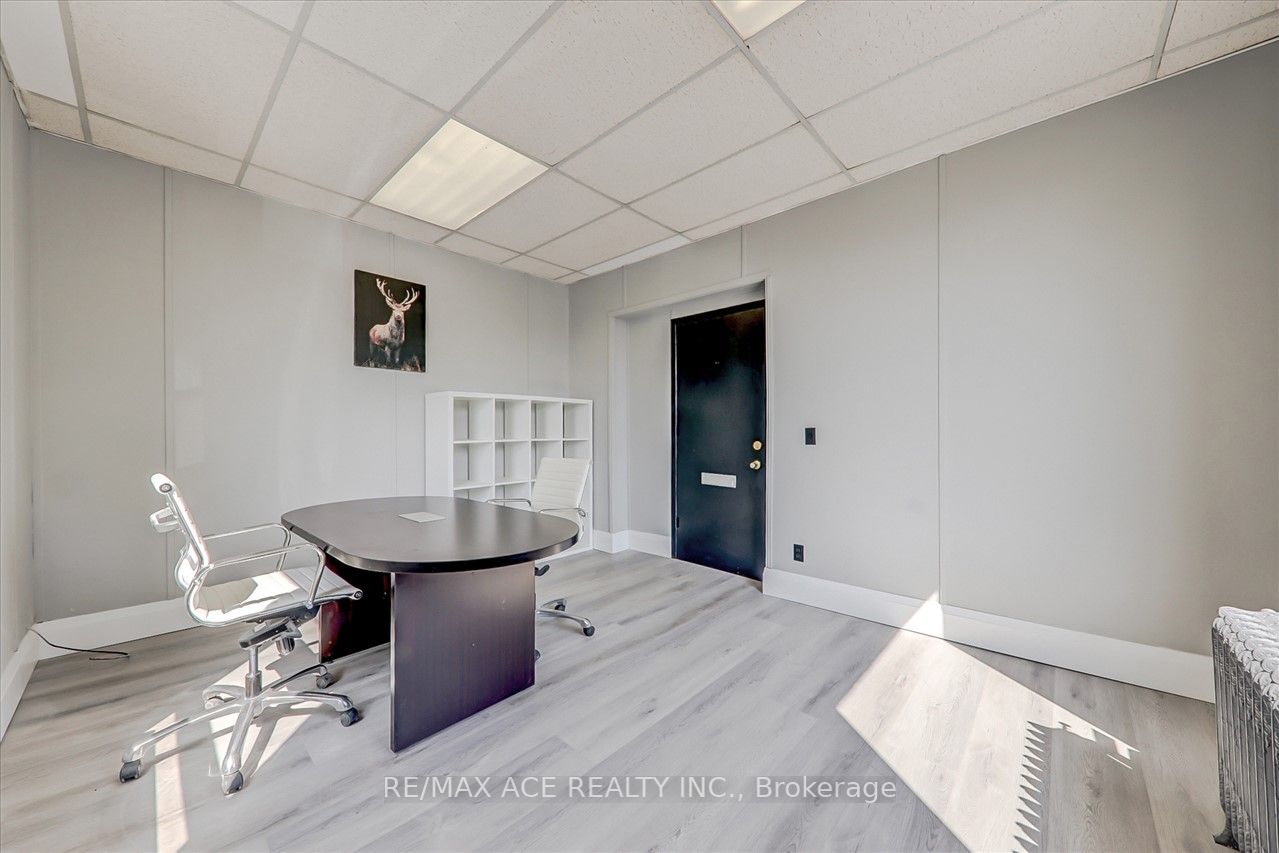 74 King St W