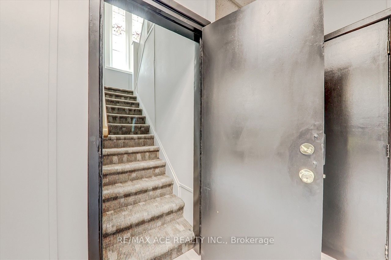 74 King St W