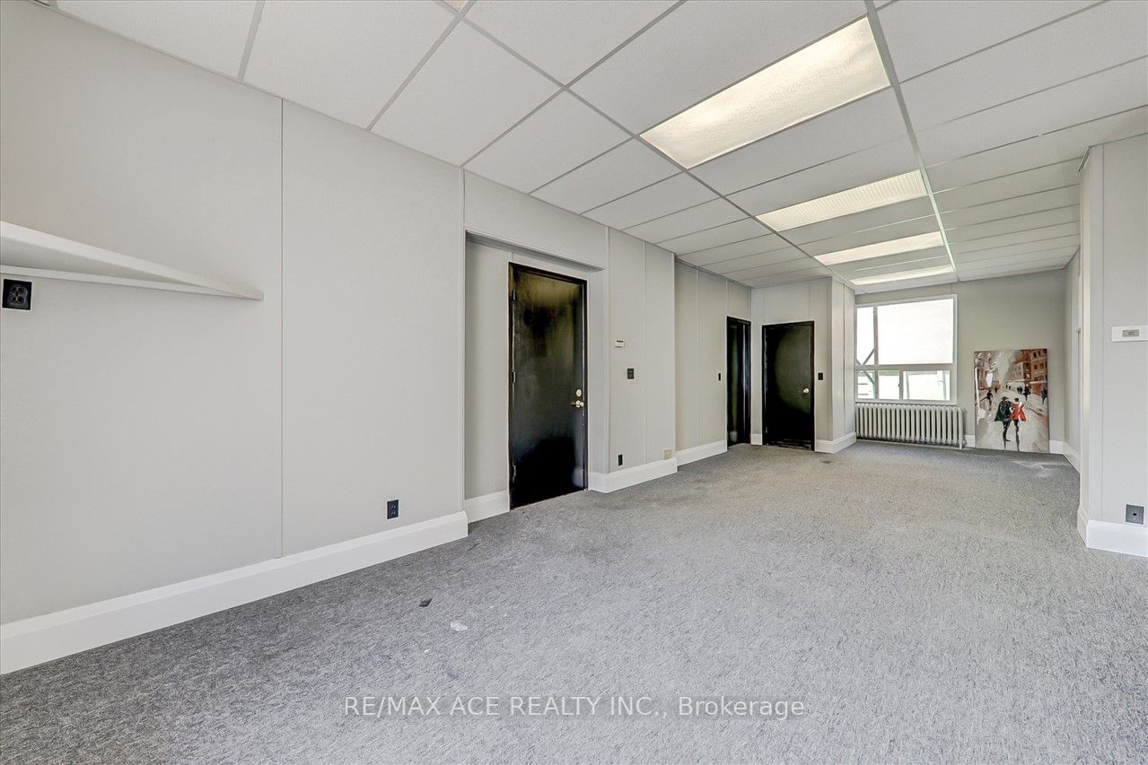 74 King St W