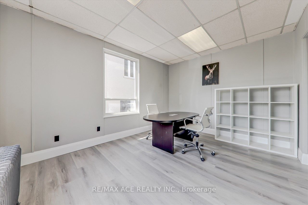 74 King St W
