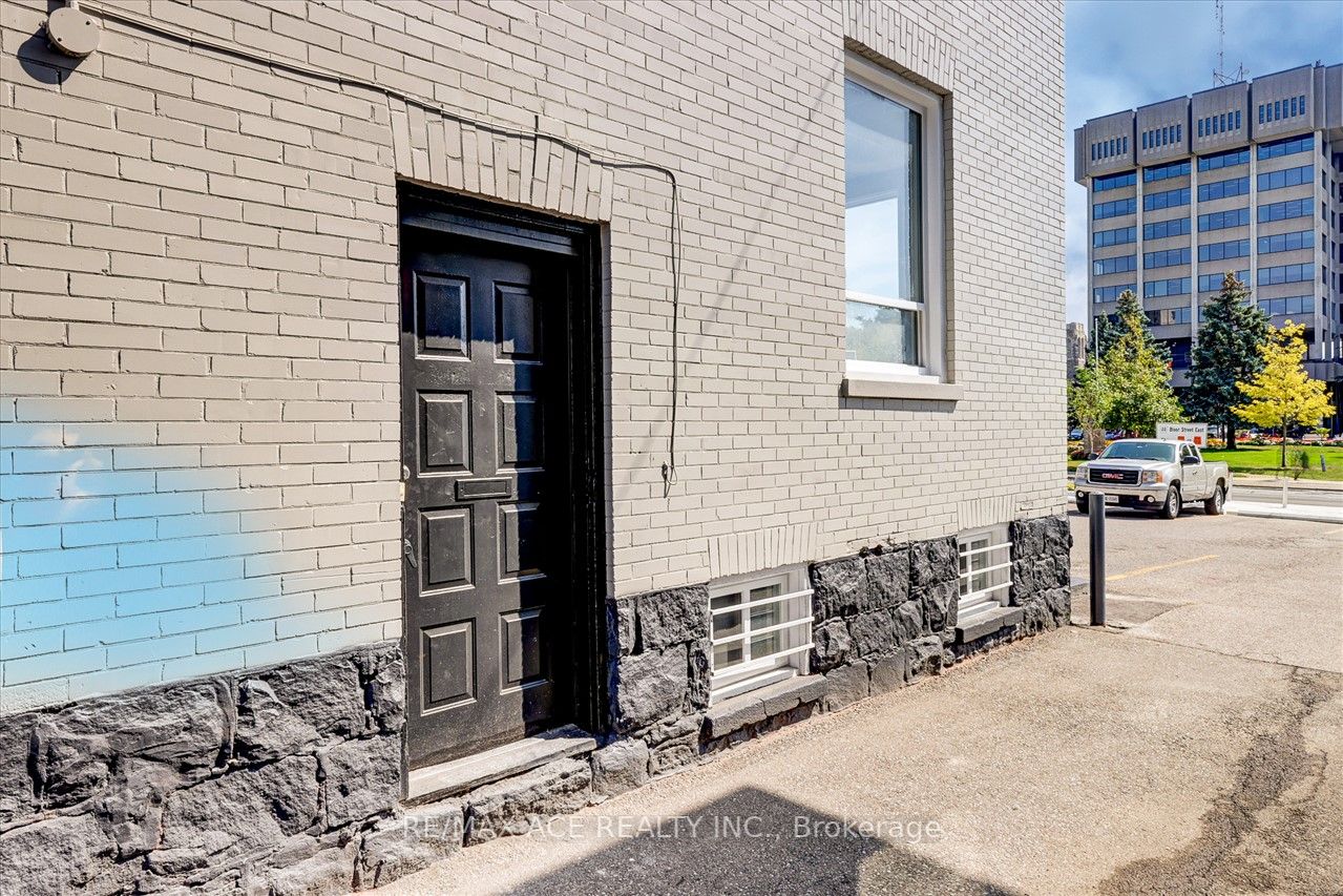 74 King St W