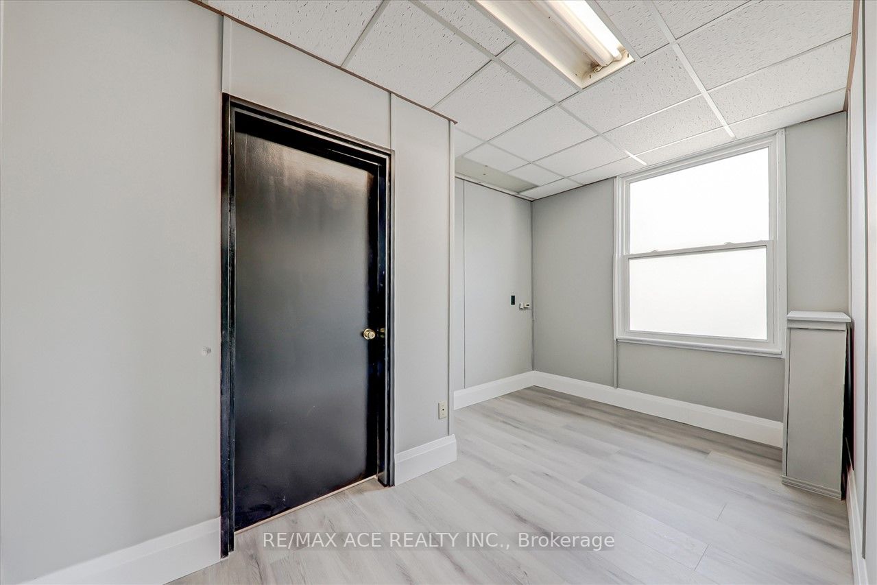 74 King St W