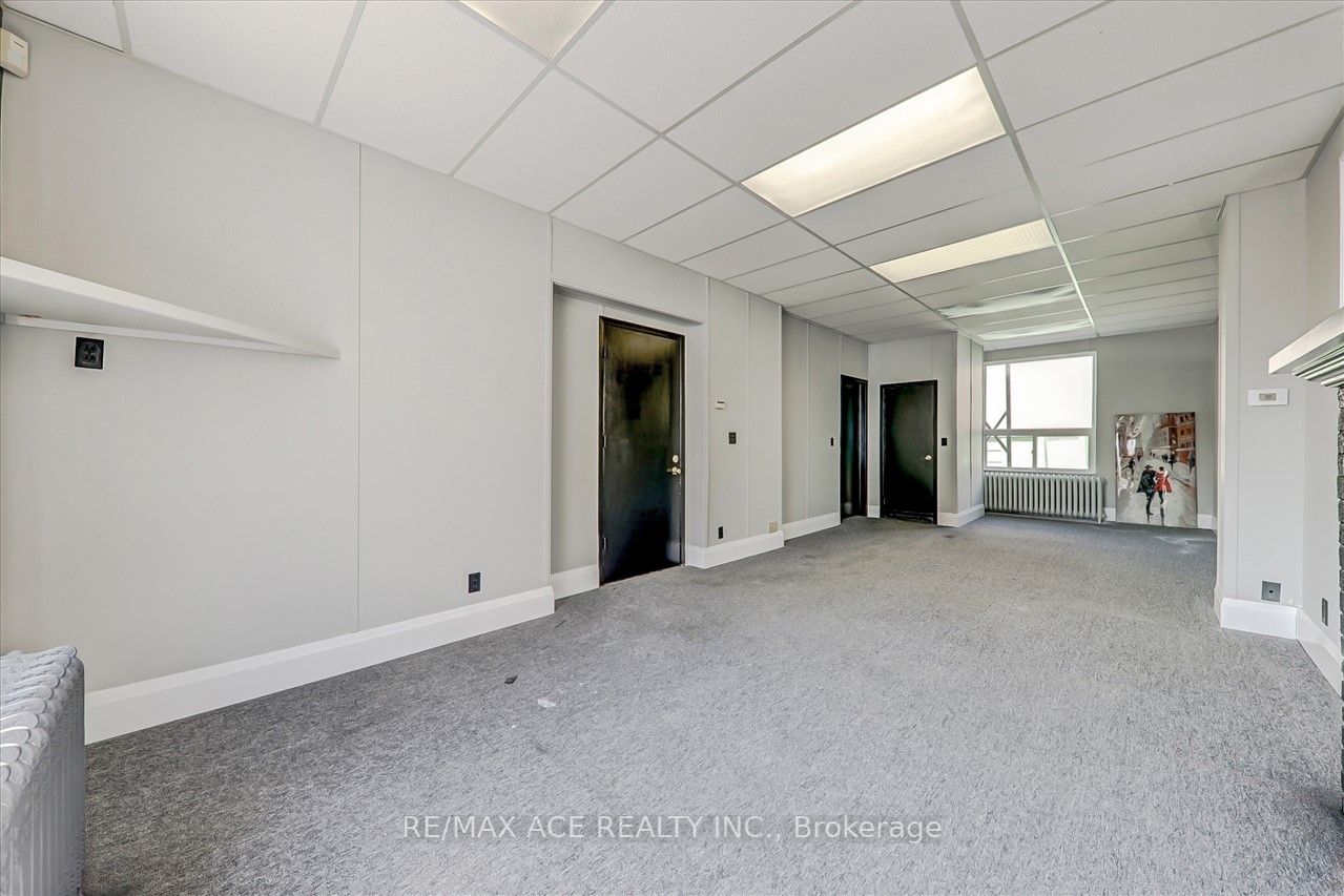 74 King St W