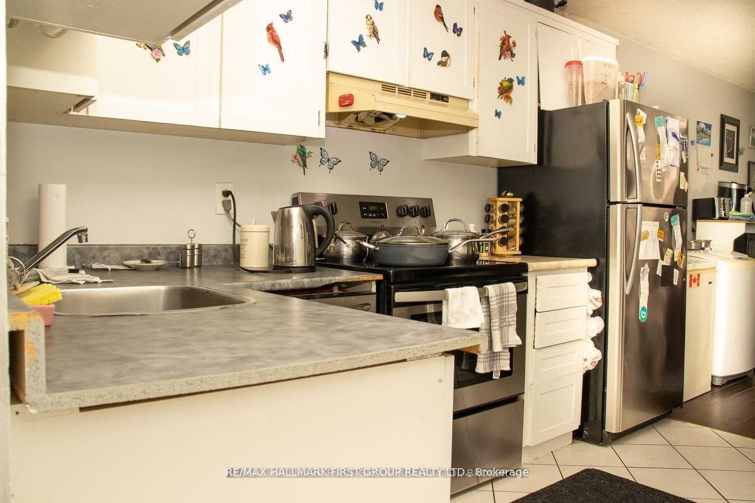 16-18 Simcoe St N