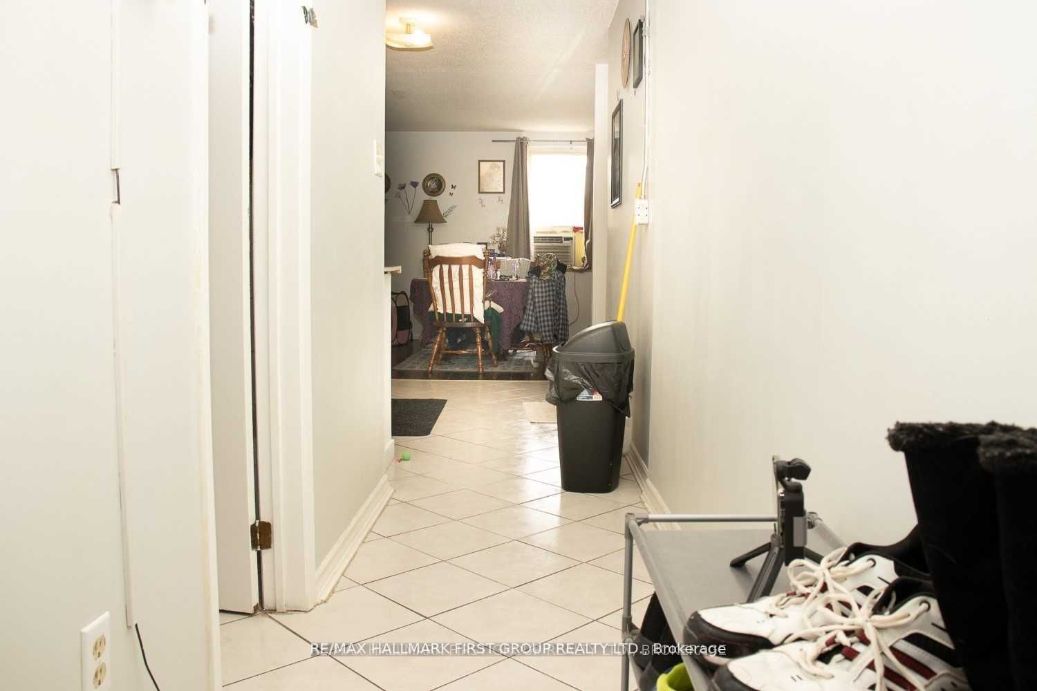 16-18 Simcoe St N