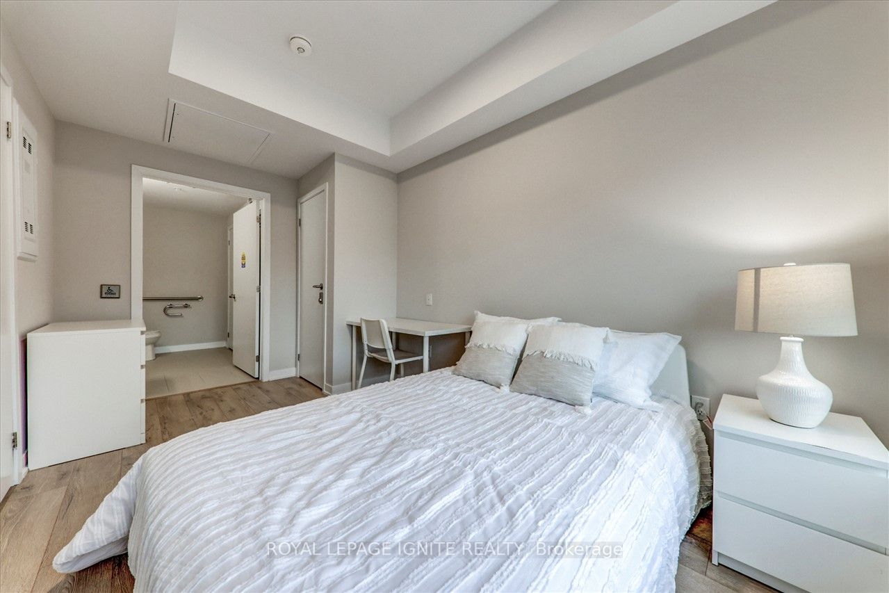 1800 Simcoe St N, #218