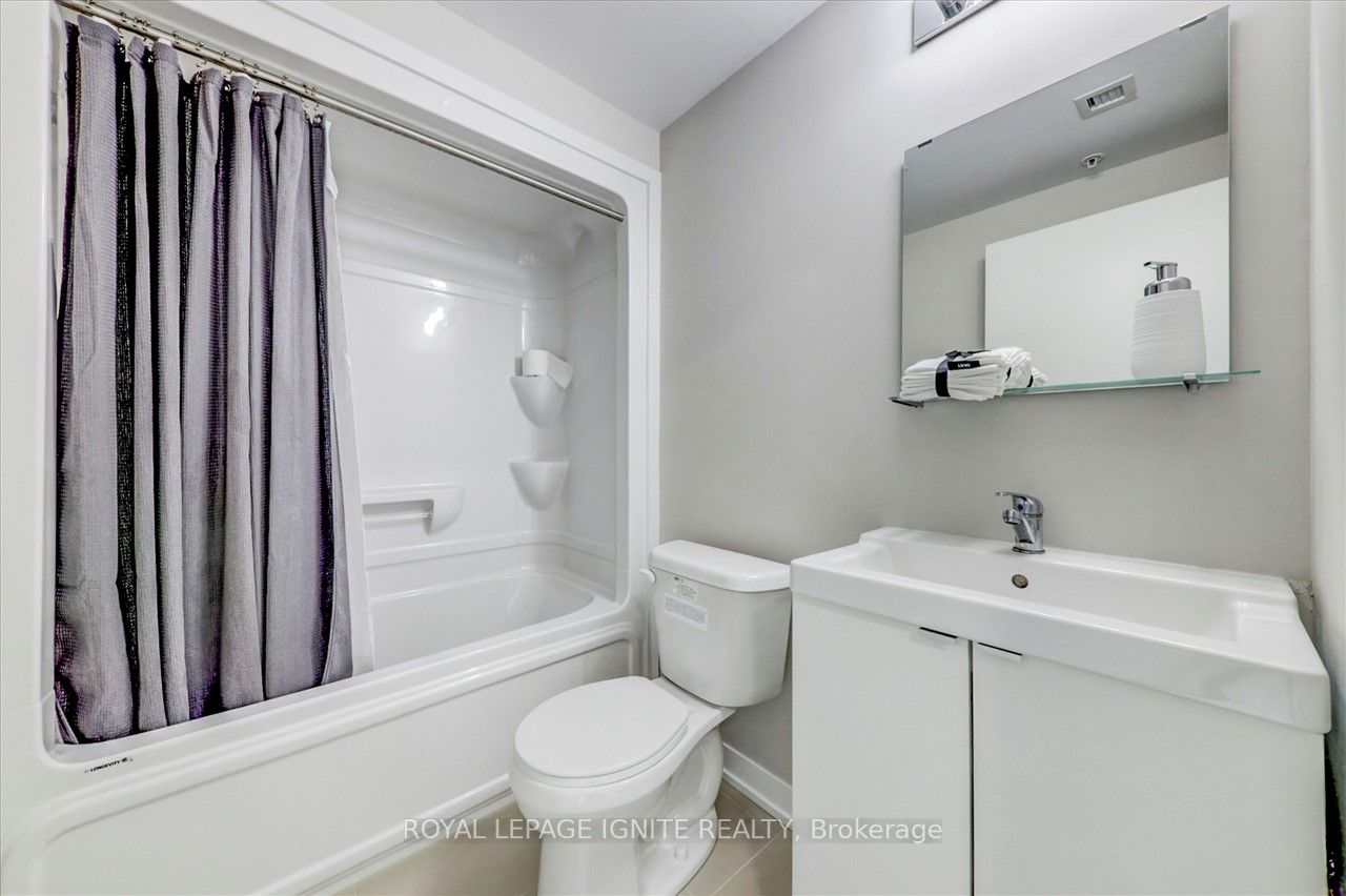 1800 Simcoe St N, #218
