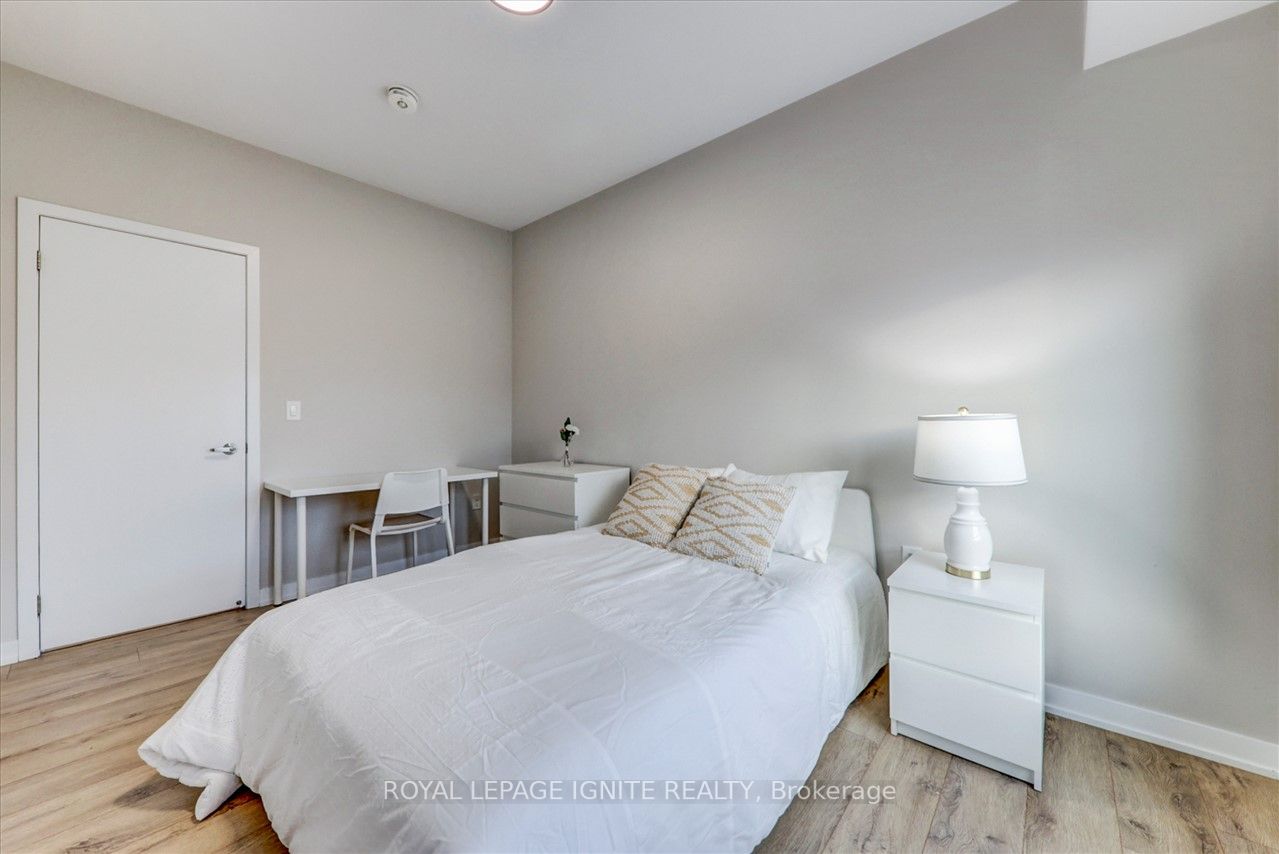 1800 Simcoe St N, #218