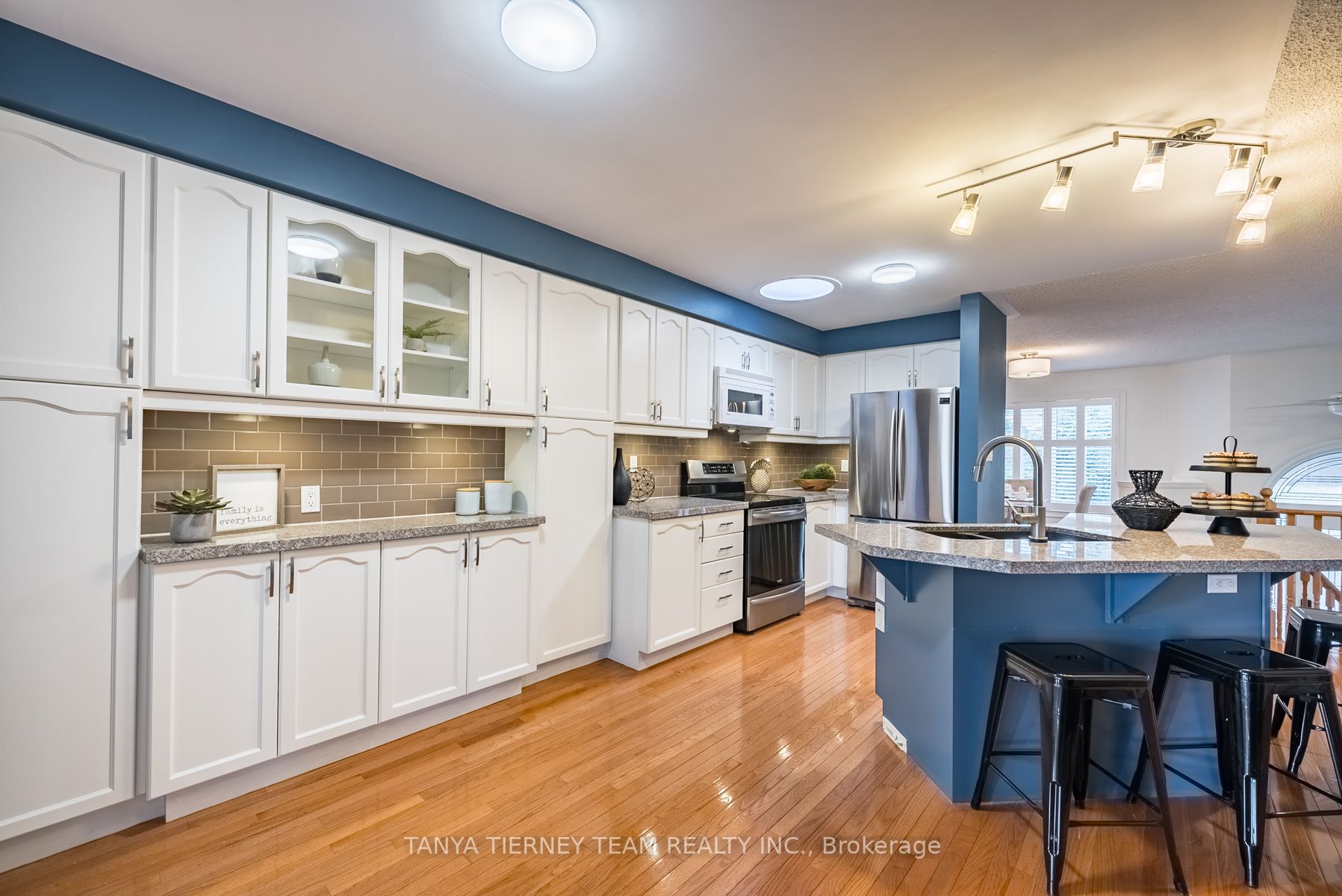 90 Perryview Dr