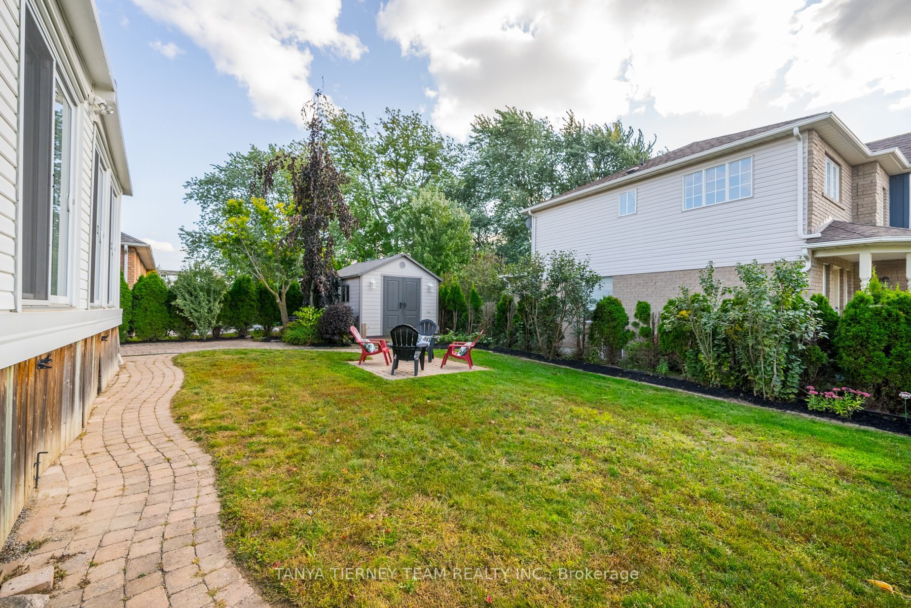 90 Perryview Dr