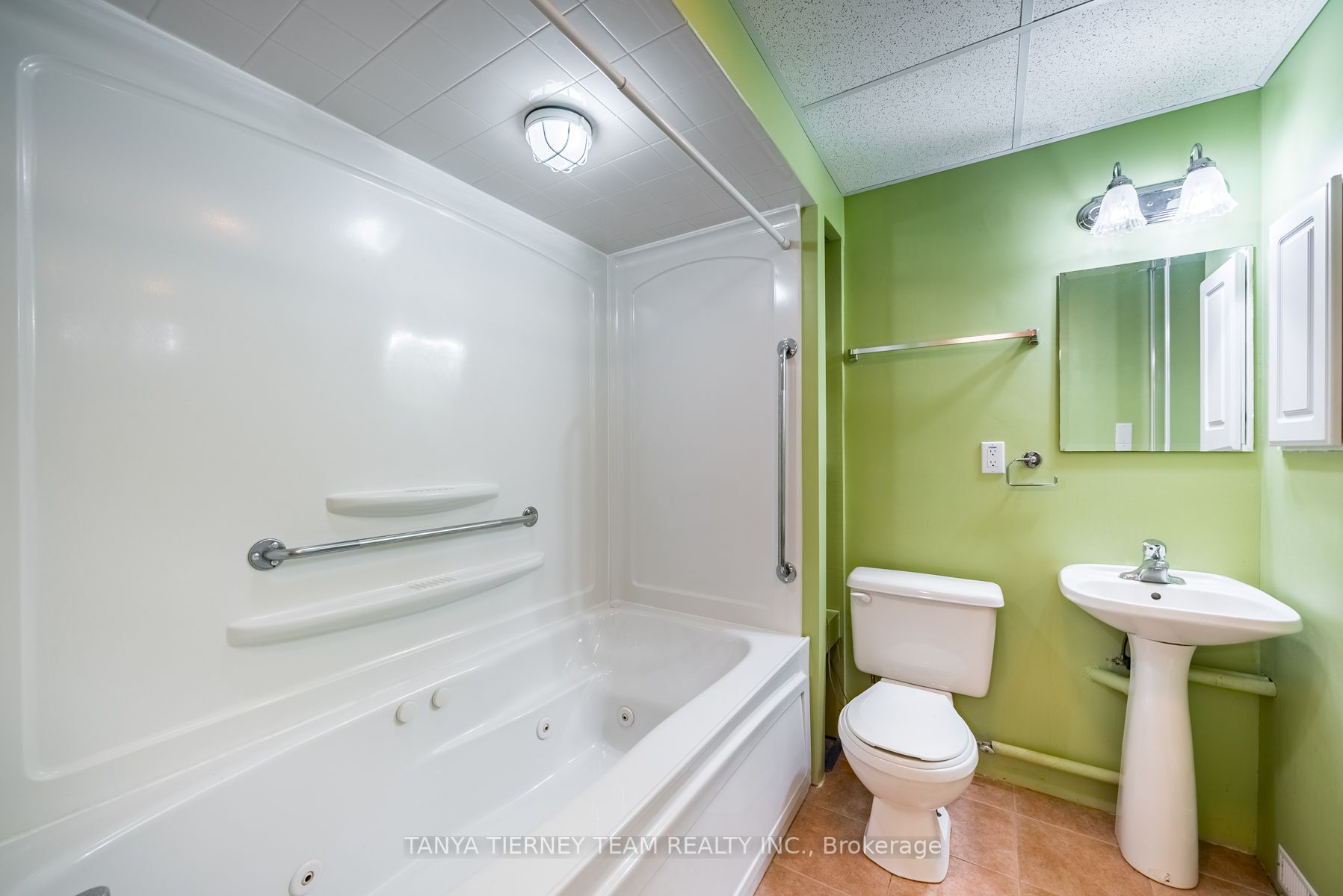 90 Perryview Dr