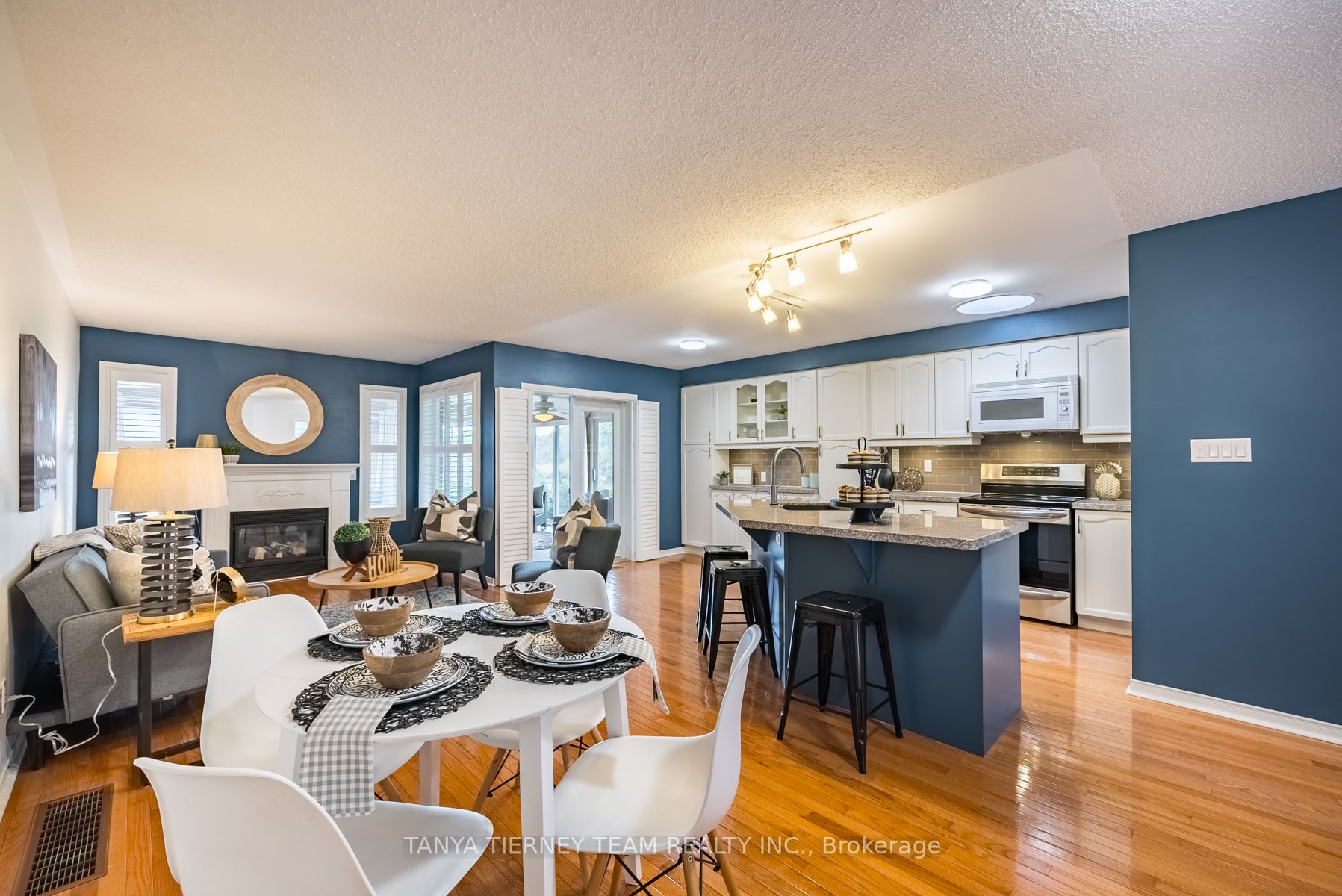 90 Perryview Dr
