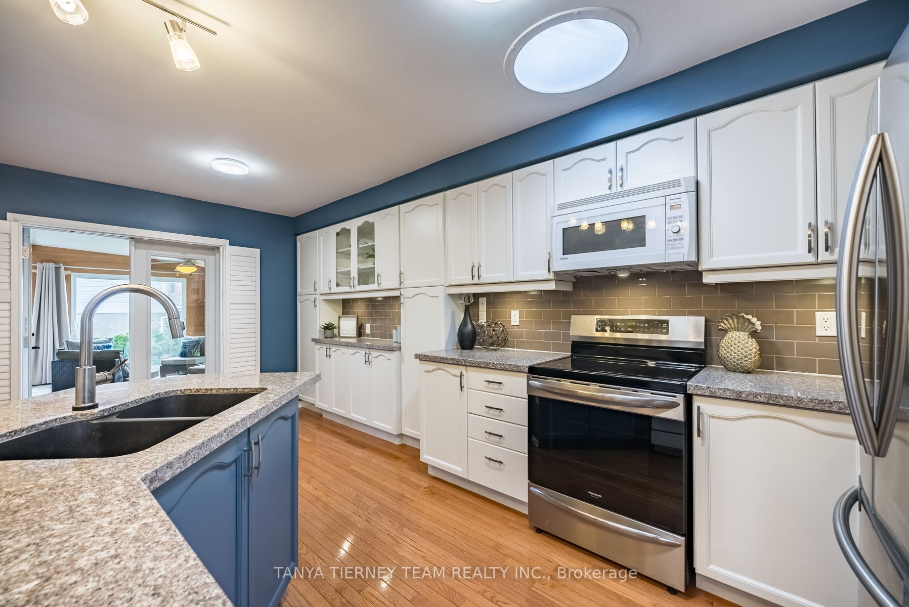 90 Perryview Dr