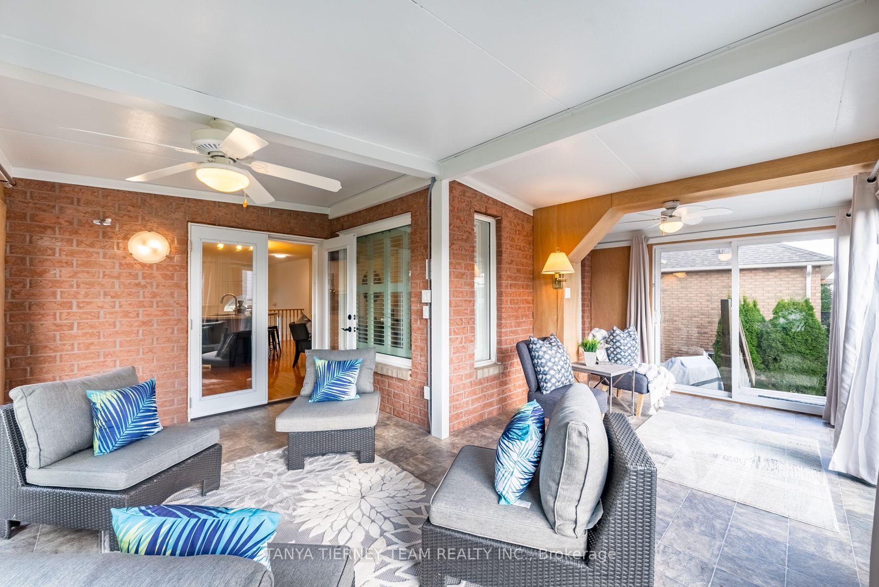 90 Perryview Dr