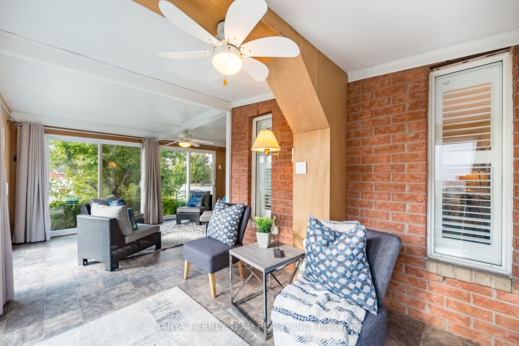 90 Perryview Dr