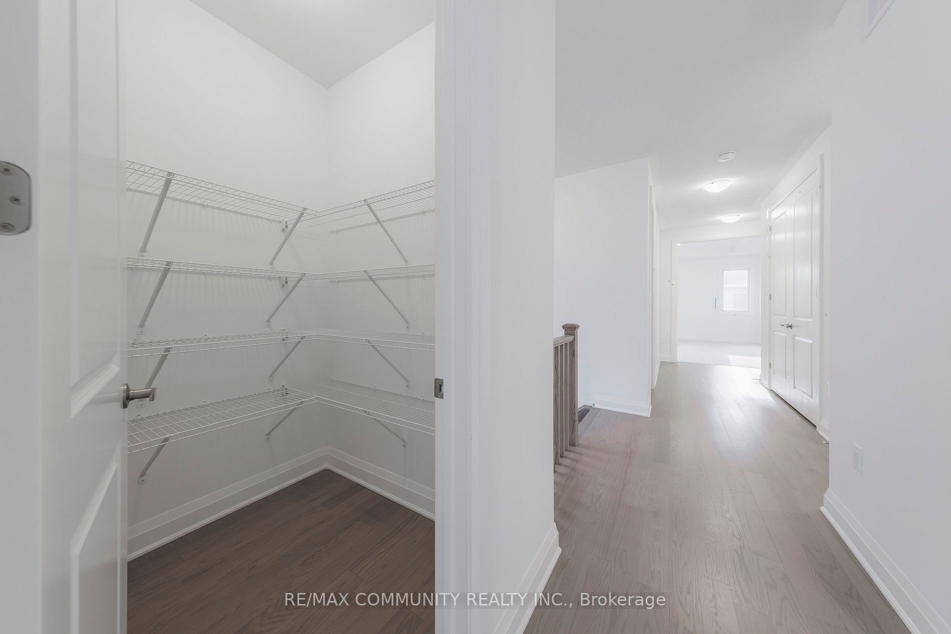 1562 Honey Locust Pl