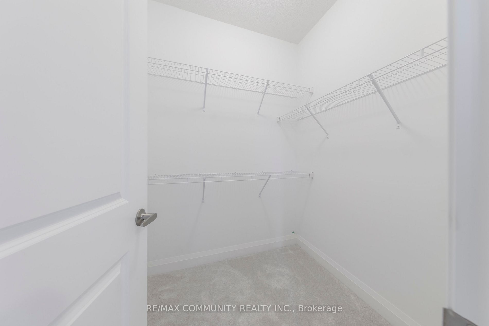 1562 Honey Locust Pl