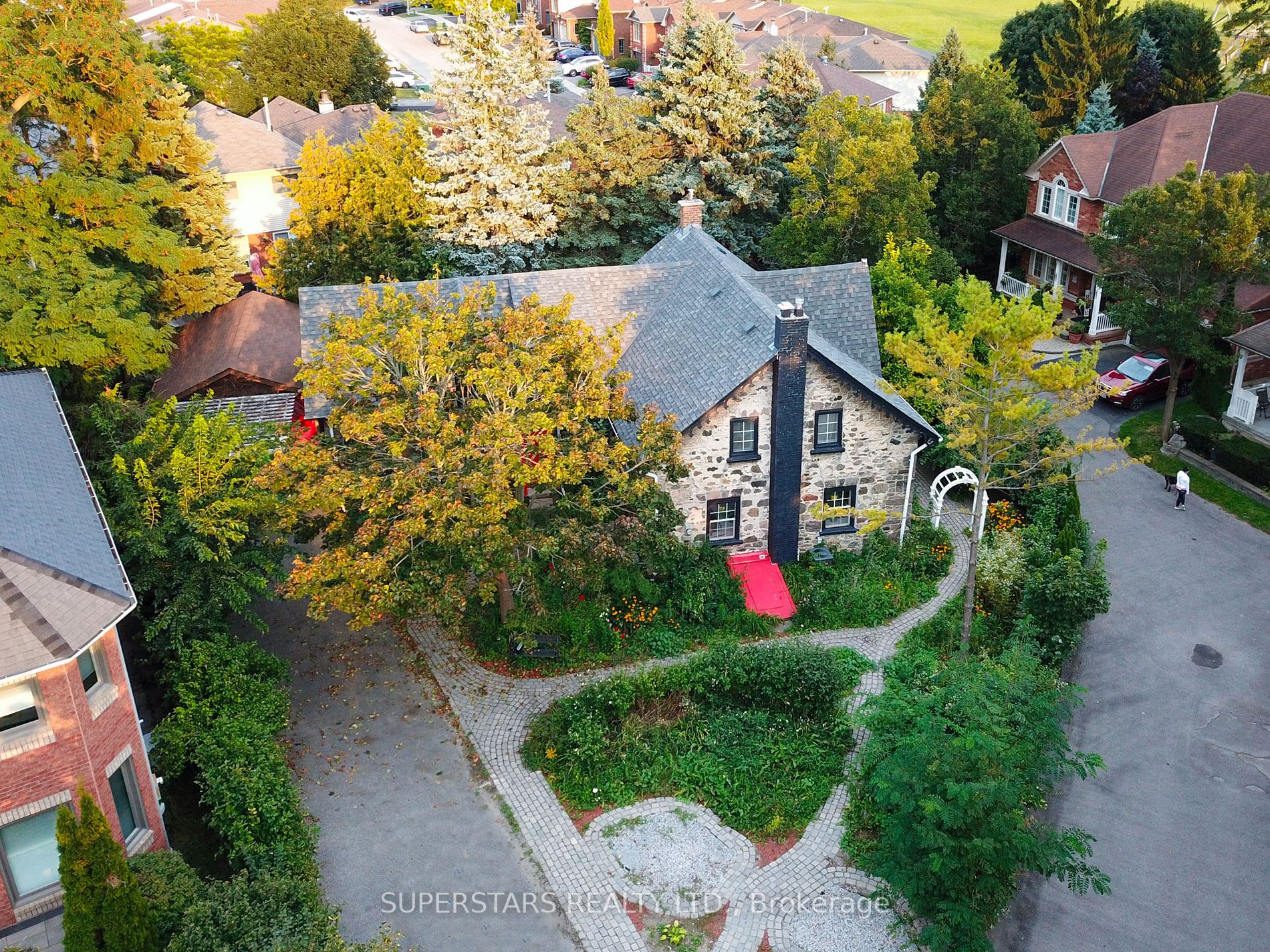 2319 Wildwood Cres