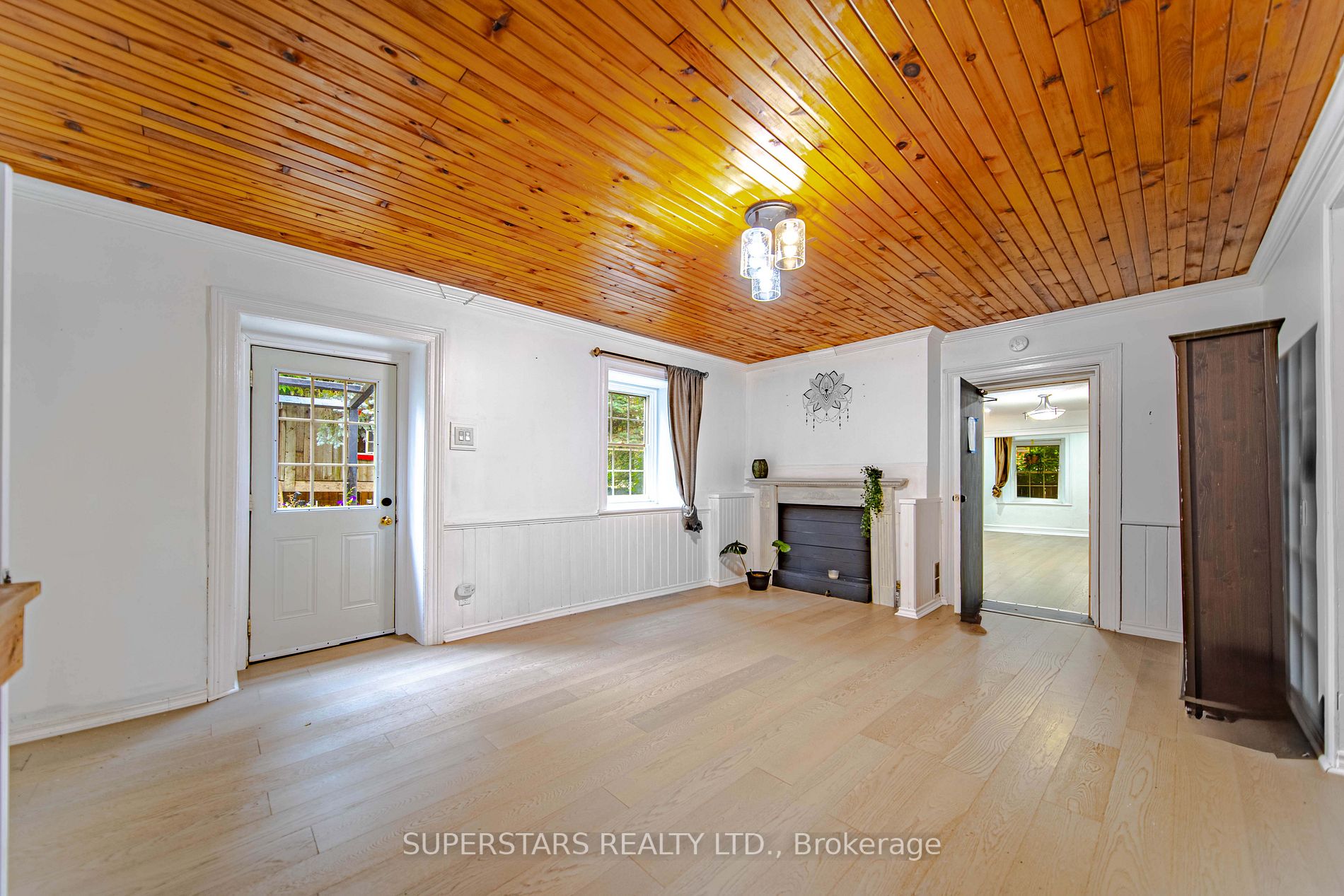 2319 Wildwood Cres
