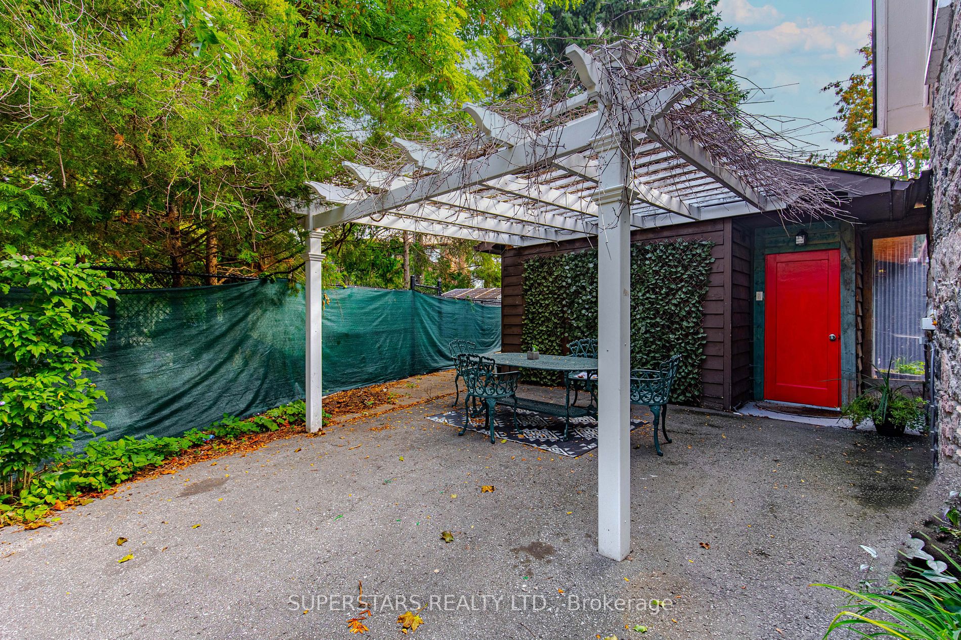 2319 Wildwood Crescent