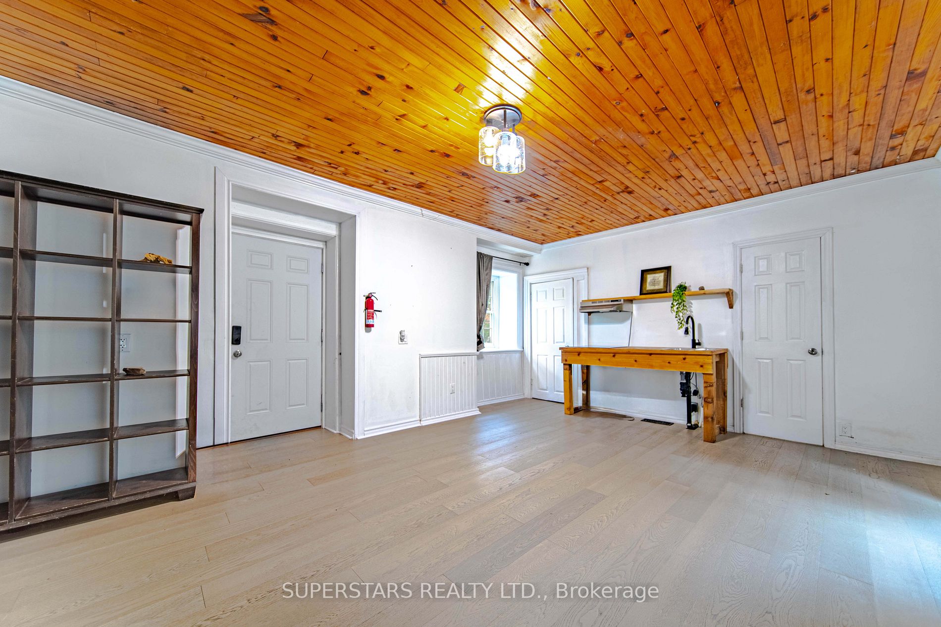 2319 Wildwood Crescent