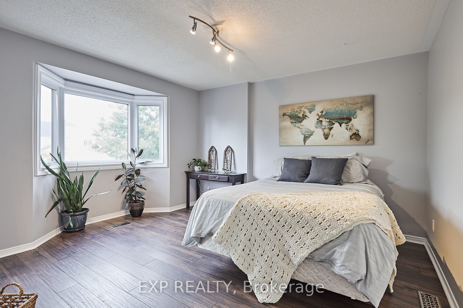 1113 Ashgrove Cres