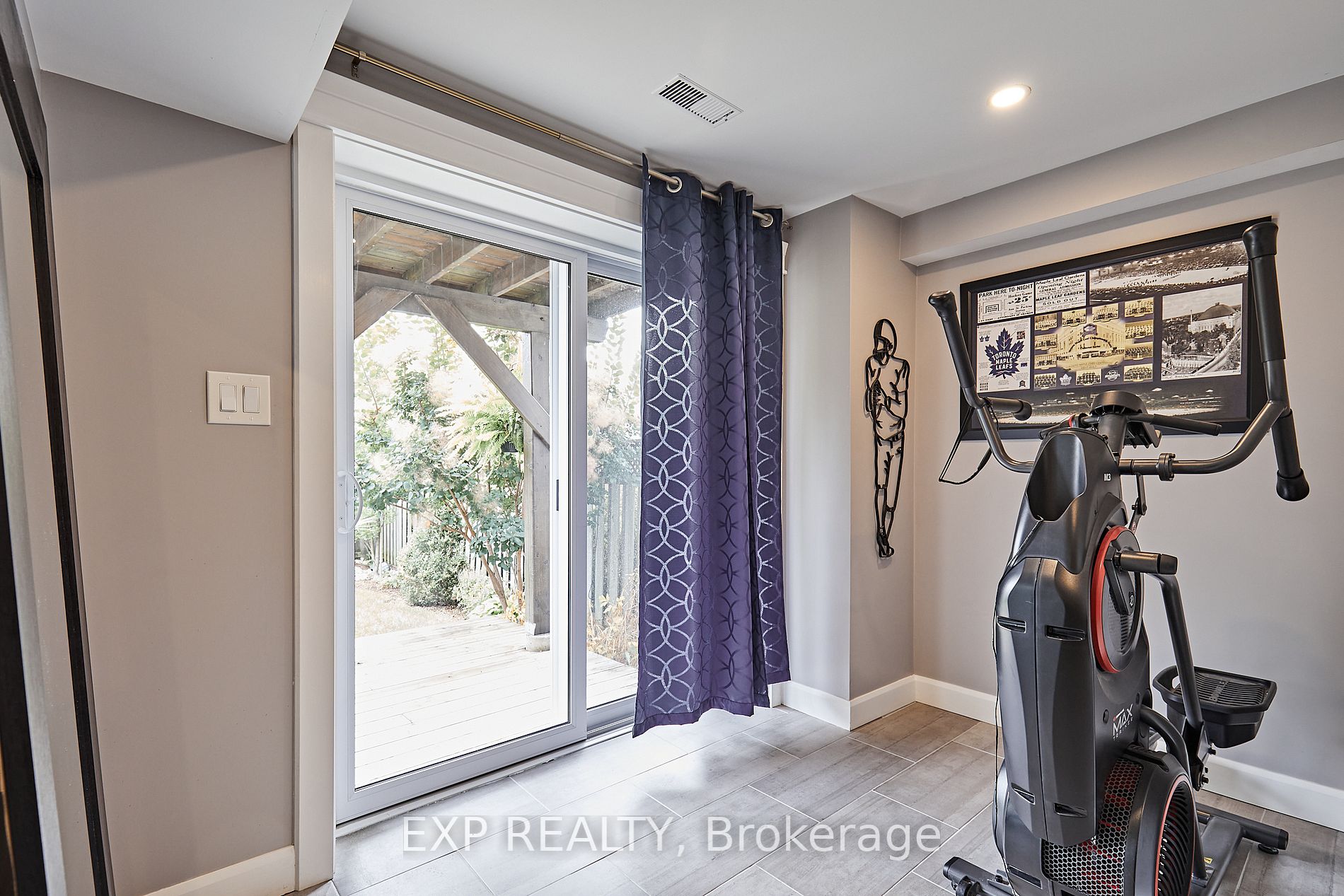 1113 Ashgrove Cres