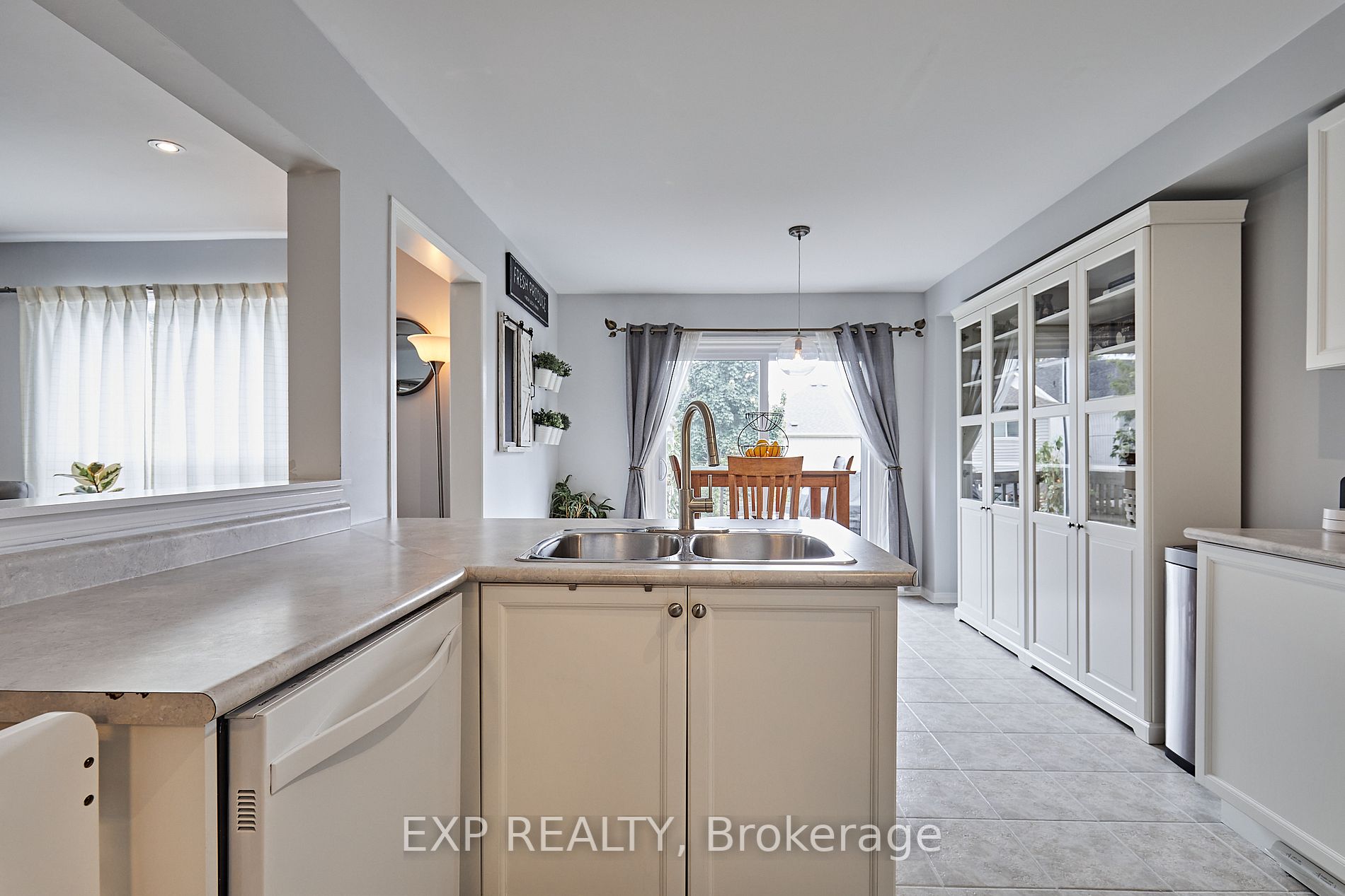 1113 Ashgrove Cres