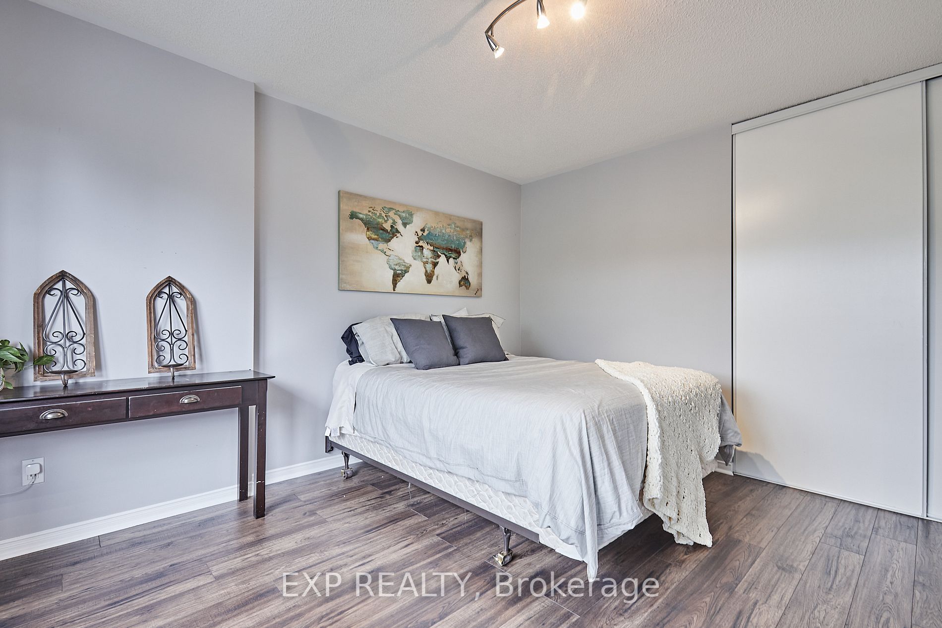 1113 Ashgrove Cres