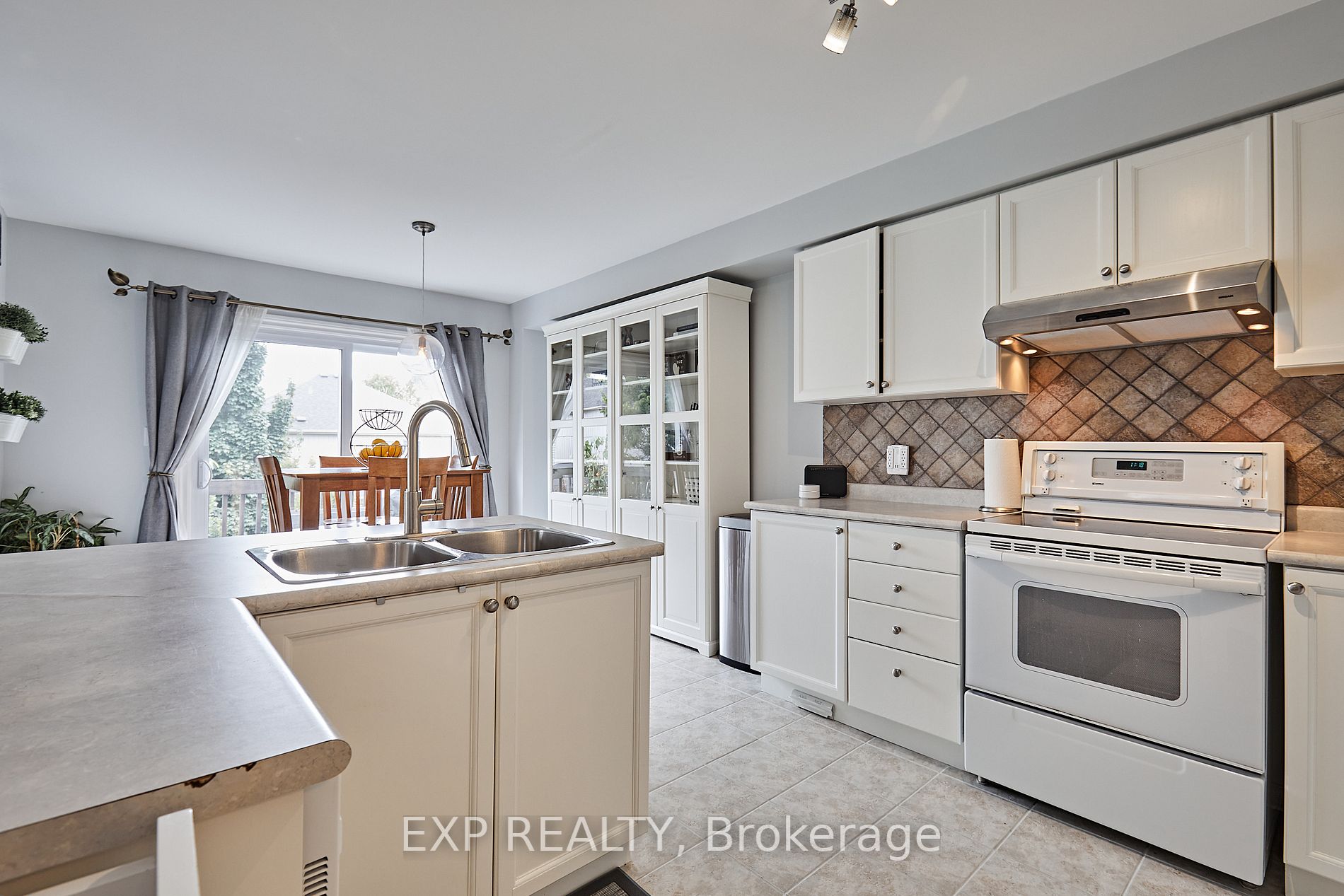 1113 Ashgrove Cres