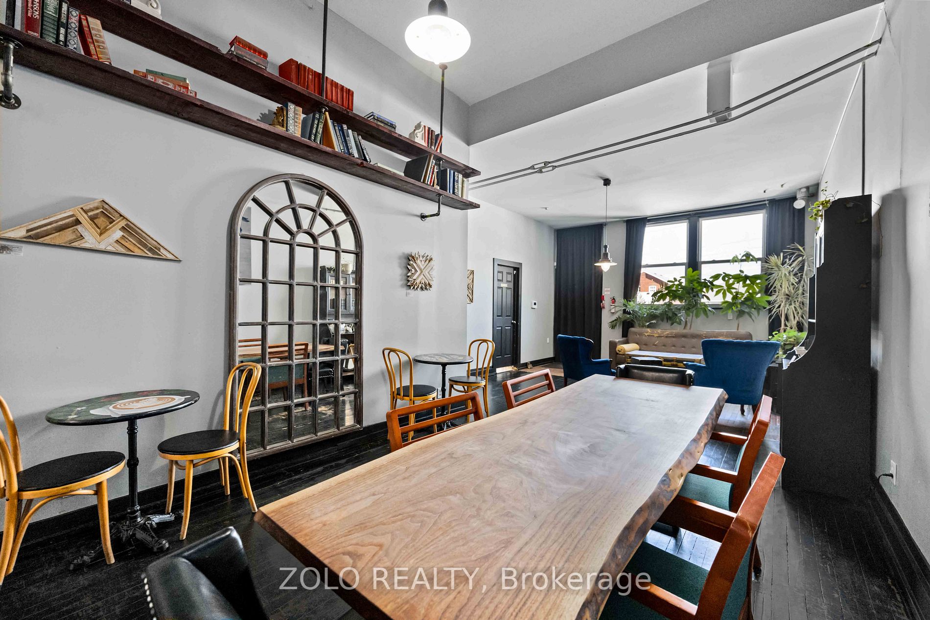 131 Brock St S