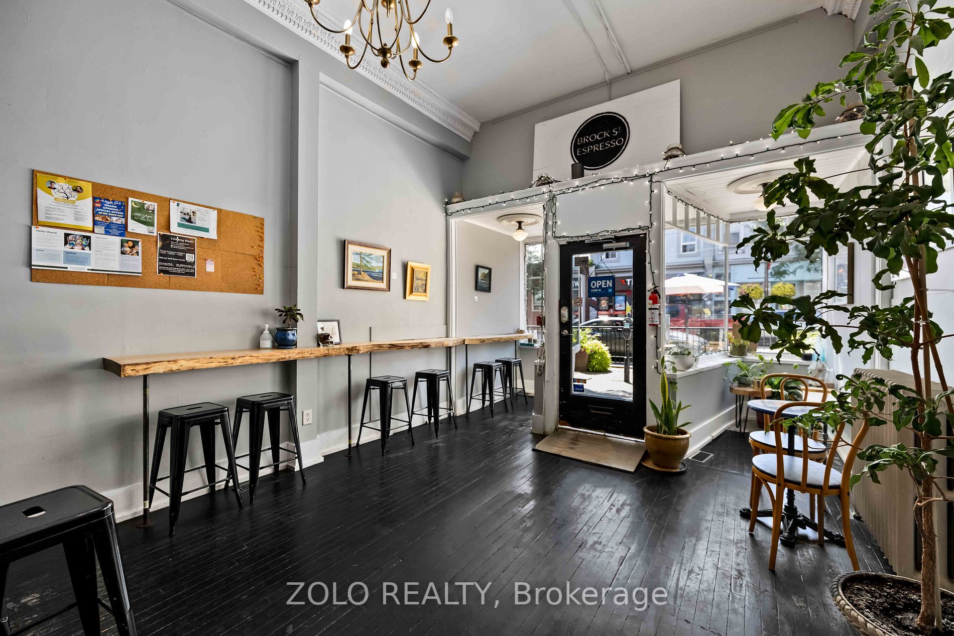 131 Brock St S