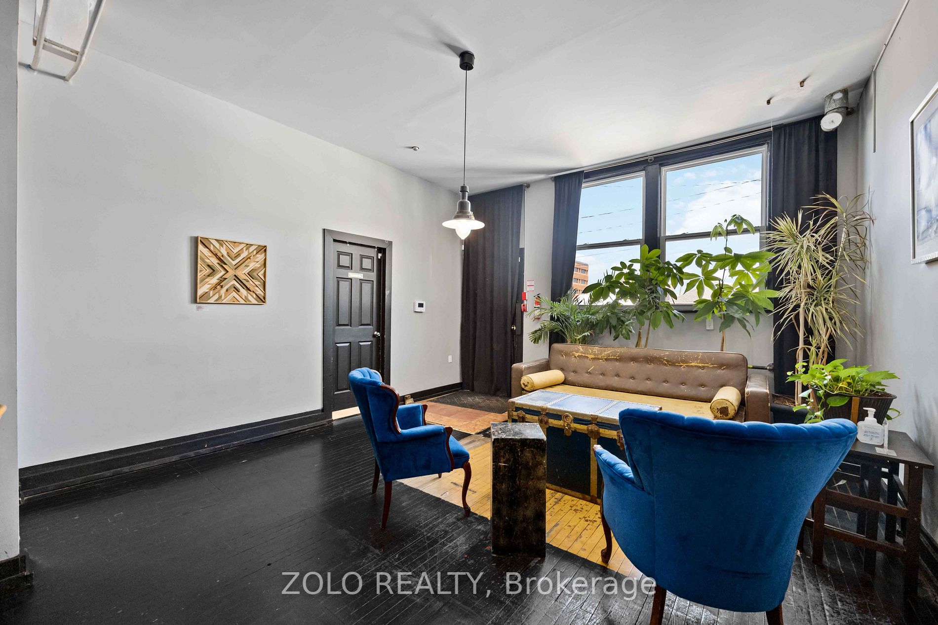 131 Brock St S
