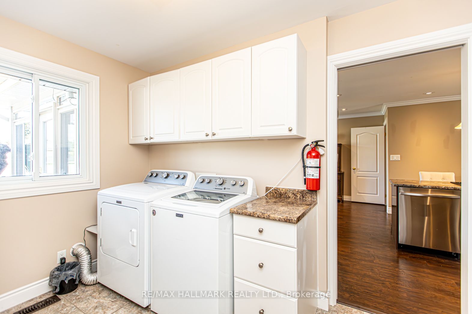 51 Elizabeth Cres S