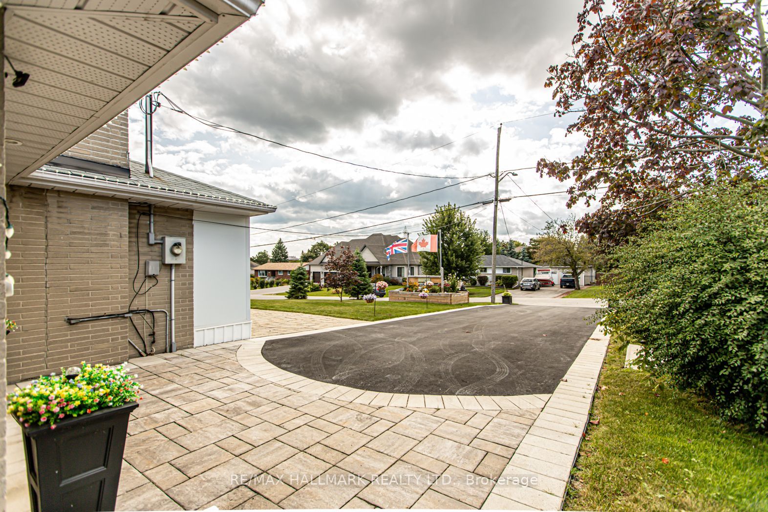 51 Elizabeth Cres S