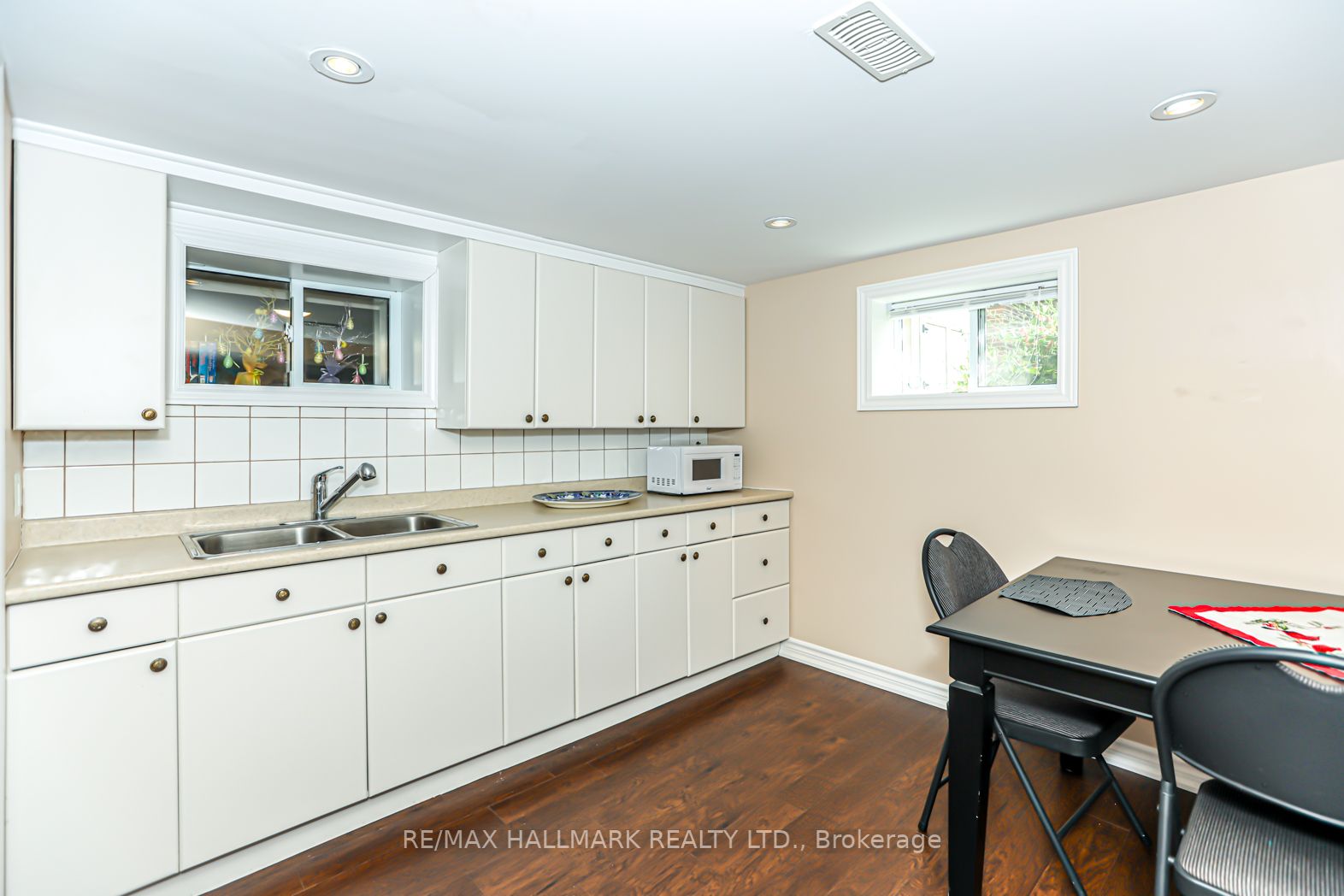 51 Elizabeth Cres S