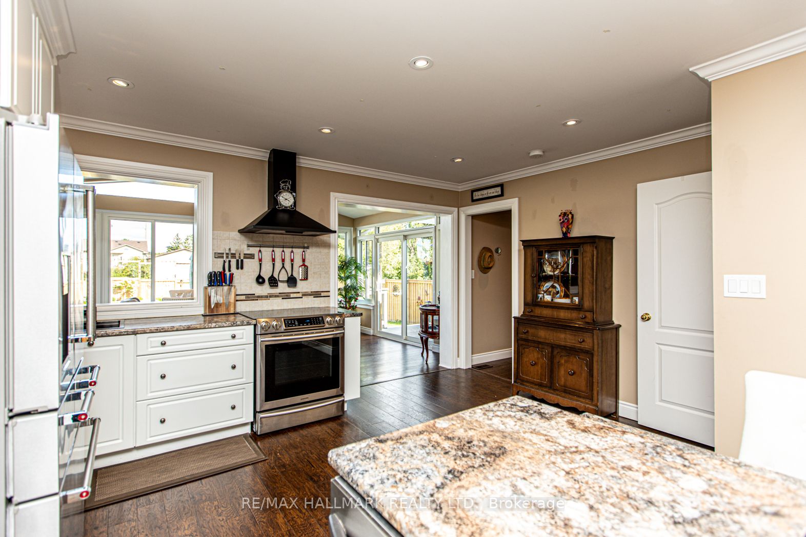 51 Elizabeth Cres S